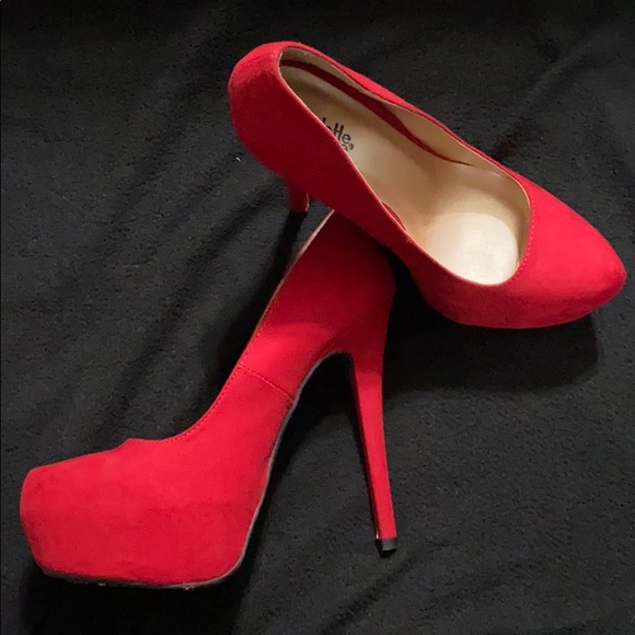 Red high heels - Picture 3 of 6